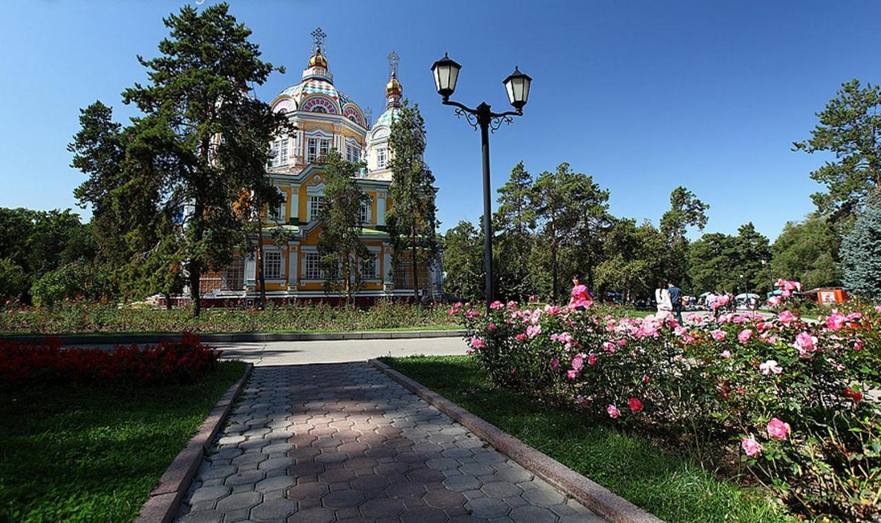 09 Traveler's Choice In The Center Apartment Almaty